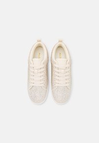 Sneakers beige con tomaia testurizzata decorata con rhinestones argentati, dotate di design con lacci e colletto imbottito per il massimo comfort.