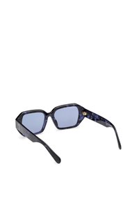 Hexagonální sluneční brýle s modrými tónovanými skly. Černý a modrý mramorový rám s pozlacenými detaily na nohách brýlí.