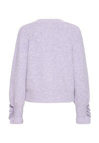 Lila Strickpullover mit lässiger Passform, gerippten Bündchen mit Raffung und einer weichen Textur. Einfacher Rundhalsausschnitt und minimalistisches Design.