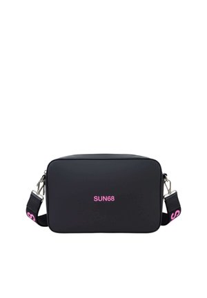 Bolso bandolera rectangular negro con correa desmontable, logo rosa "SUN68" en el frente y letras rosas en los extremos de la correa.