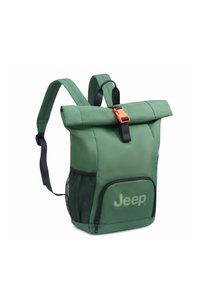 Lo zaino verde con chiusura a rotolo presenta una tasca laterale in rete nera, un gancio arancione e il logo "Jeep" in verde sulla tasca frontale. Spallacci regolabili.