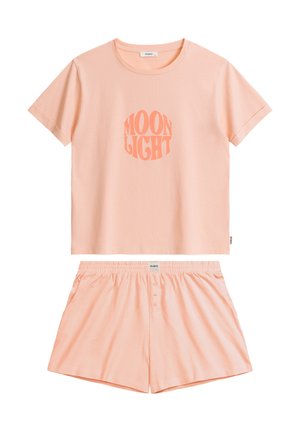 Różowy bawełniany zestaw odzieży domowej, w skład którego wchodzi krótki rękaw T-shirt z nadrukiem "MOON LIGHT" oraz szorty z elastycznym paskiem i detalem w postaci guzika.