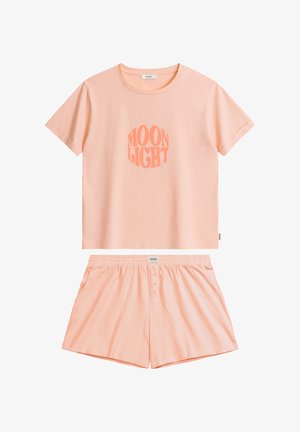 Różowy bawełniany zestaw odzieży domowej, w skład którego wchodzi krótki rękaw T-shirt z nadrukiem "MOON LIGHT" oraz szorty z elastycznym paskiem i detalem w postaci guzika.