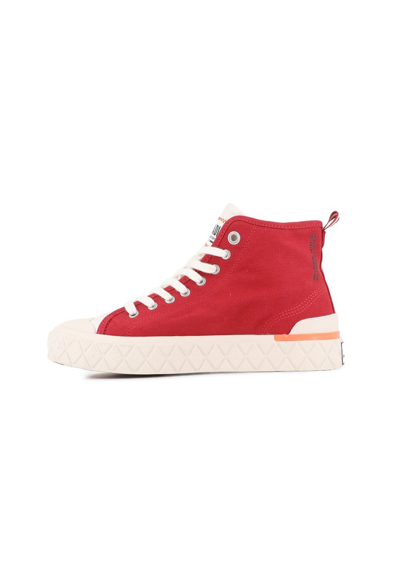 Sneaker alta in tela rossa con lacci bianchi, punta in gomma, e suola color crema con motivo a diamante e accentuazione arancione sul tallone.