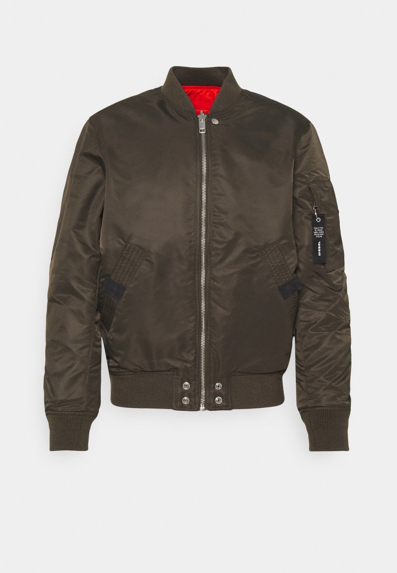 Giubbotto bomber verde oliva con chiusura a zip, polsini e orlo a coste, due tasche laterali e un fodera rossa brillante. Presenta anche una tasca con zip sulla manica.