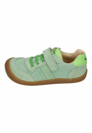 Grüner Kindersneaker mit Obermaterial aus Veloursleder und Stoff, grünen elastischen Schnürsenkeln, Klettverschluss und brauner Gummisohle.