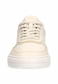 Sneaker in pelle beige con punta arrotondata, lacci piatti e suola intermedia texturizzata. Presenta cuciture sottili e una branding minimal sulla linguetta.