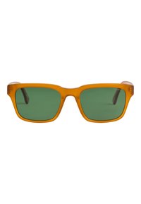 Gafas de sol de plástico naranja con montura rectangular y lentes polarizados verdes, que presentan una textura suave y una marca discreta en las varillas.