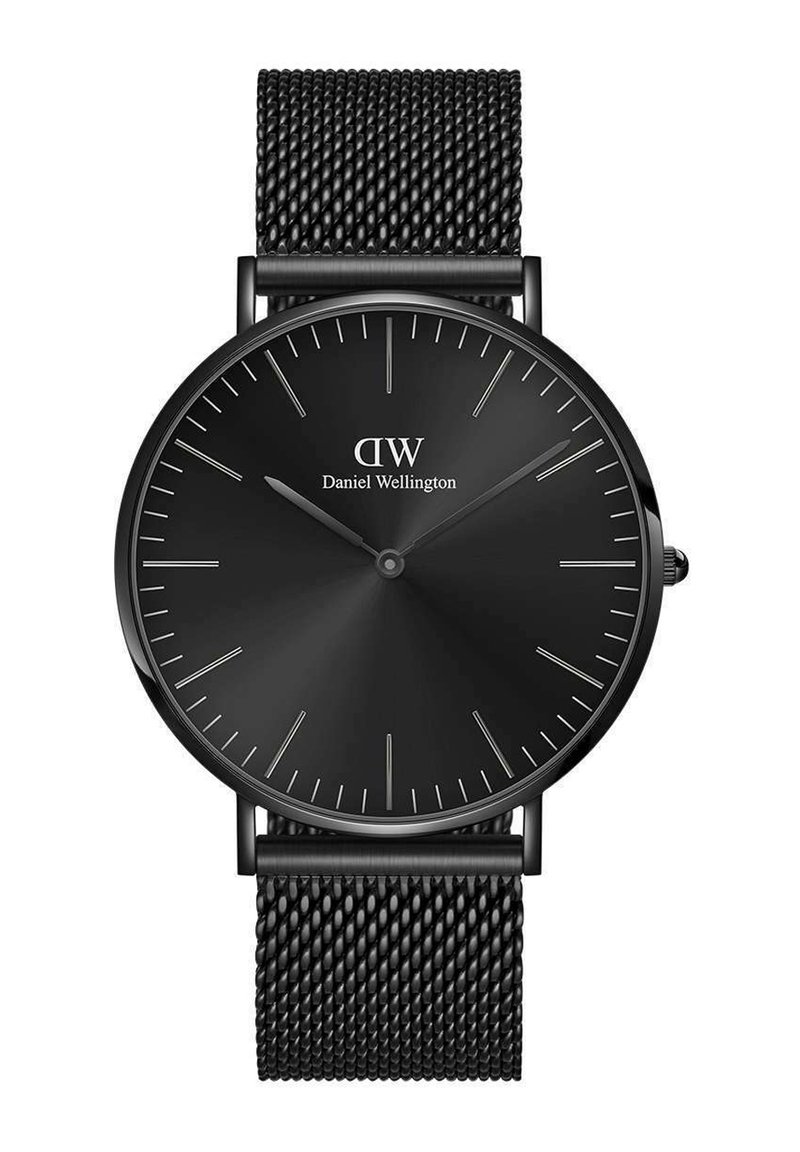 Must mustrih vööga kell musta ümmarguse dial'iga. Omab minimalistlikke hõbedasi tunni märke ja käsi koos "Daniel Wellington" brändimisega.