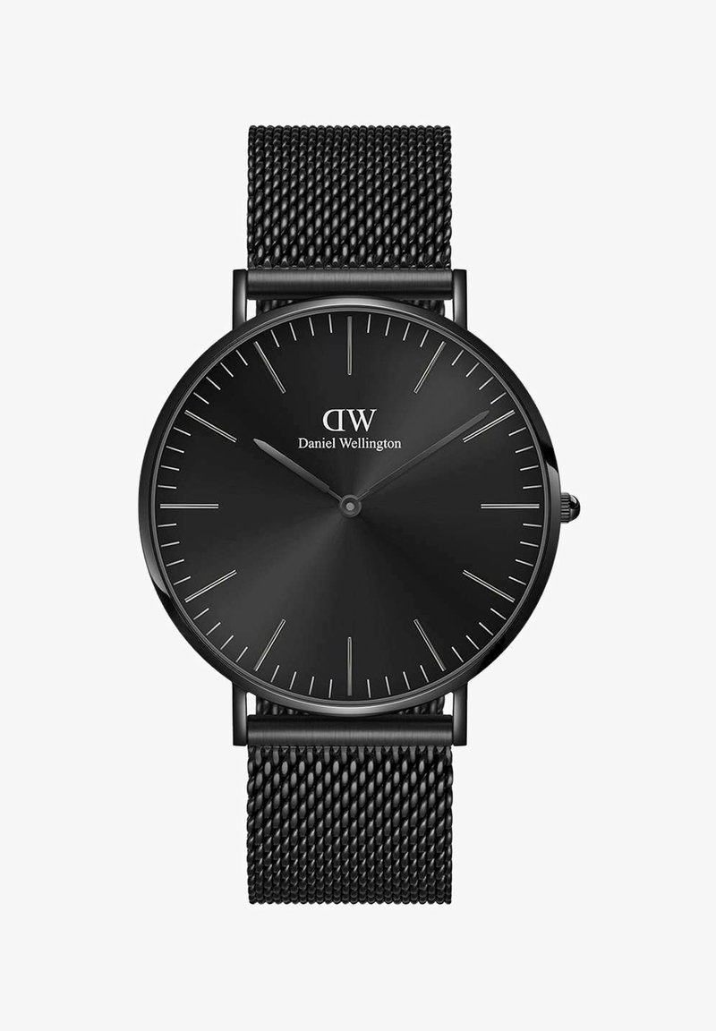 Must mustrih vööga kell musta ümmarguse dial'iga. Omab minimalistlikke hõbedasi tunni märke ja käsi koos "Daniel Wellington" brändimisega.