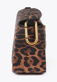 Borsa a tracolla con stampa leopardata, superficie testurizzata, hardware dorato e forma rettangolare. Presenta una tracolla nera e una chiusura a pattina.