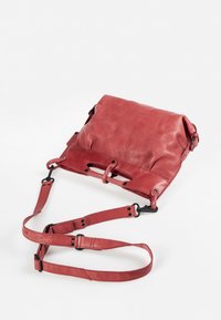 Rode leren crossbody tas met een gevouwen ontwerp, verstelbare schouderband en zwarte hardwareaccenten. Soepele textuur met zichtbare stikdetails.