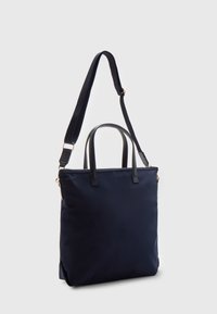 Granatowa torba tote wykonana z wytrzymałego materiału, z podwójnymi uchwytami i odpinanym paskiem na ramię, co zapewnia różnorodne opcje noszenia.
