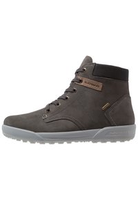 Ciemnoszare zamszowe buty typu mid-top mają wzmocniony czubek, sznurowaną konstrukcję oraz gumową podeszwę z teksturowanym bieżnikiem zapewniającym przyczepność.
