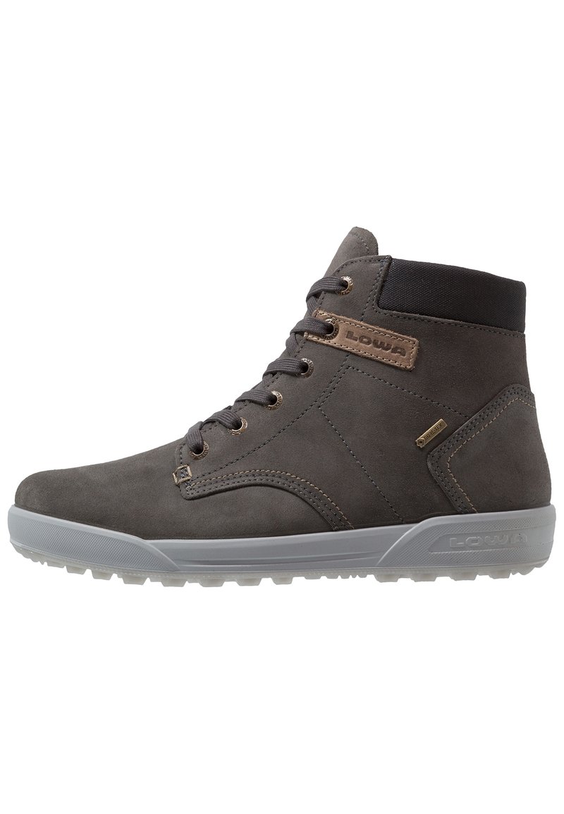 Ciemnoszare zamszowe buty typu mid-top mają wzmocniony czubek, sznurowaną konstrukcję oraz gumową podeszwę z teksturowanym bieżnikiem zapewniającym przyczepność.