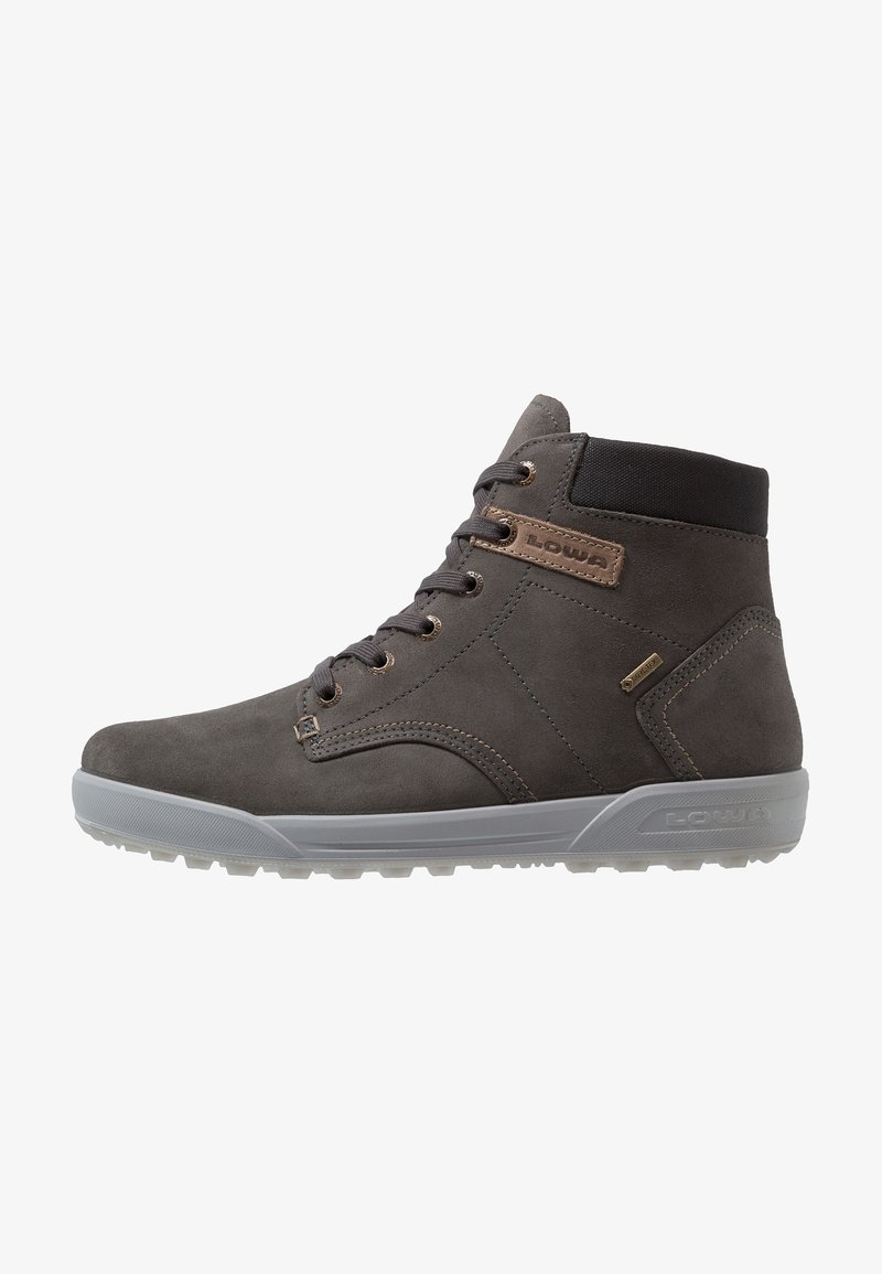 Botas de ante gris oscuro de media caña con punta reforzada, diseño de cordones y suela de goma con un agarre texturizado.