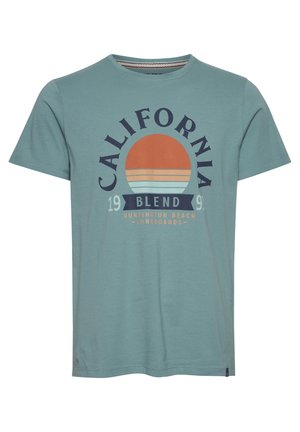 Teal Baumwoll-T-Shirt mit kurzen Ärmeln, Rundhalsausschnitt und einem Grafikdruck auf der Vorderseite, der das Wort "CALIFORNIA", eine Sonnenillustration und Streifen zeigt.