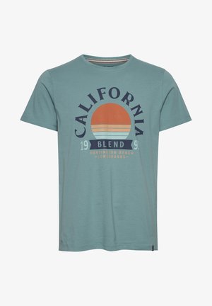 Teal bomulds t-shirt med korte ærmer, rund hals og et frontgrafik med ordet "CALIFORNIA", en solillustration og striber.