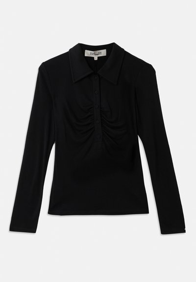 Svart langermet topp med krage, med knappestolpe og sammenrullingsdetaljer foran. Glatt stoff med en tettsittende design.