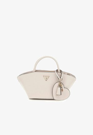 Sac Guess de couleur crème avec double poignées, logo en métal triangulaire et accessoire de porte-clé en forme de cœur avec quincaillerie dorée.