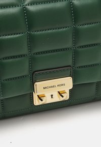 MICHAEL Michael Kors TRIBECA CHAIN - Taška s příčným popruhem - bosco