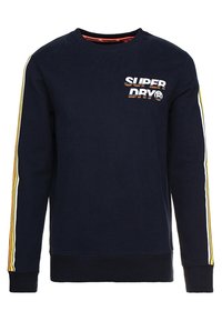 Sudadera de cuello redondo color azul marino con el logo "SUPER DRY" en el pecho y rayas amarillas, blancas y negras que recorren ambos brazos.