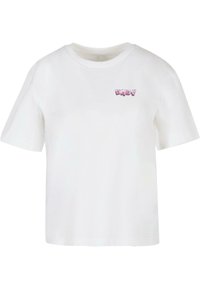 Hvid bomulds t-shirt med korte ærmer, der har en rund halsudskæring og en pink grafisk tekst "DON'T CALL ME BABY" trykt på forsiden.