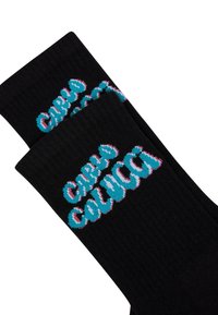 Zwarte sokken met kleurrijke, gestructureerde tekst die "CARLO COLOCCI" in blauw en roze lezen, met een geribbeld ontwerp voor extra detail.