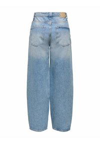 Jeans de mezclilla de tiro alto y pierna ancha en un tono azul claro, con una etiqueta texturizada en color beige en la parte trasera y dos bolsillos traseros con costuras decorativas.