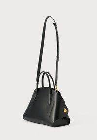 Borsa a mano in pelle nera con due manici, tracolla regolabile e chiusura a scatto dorata sul lato.