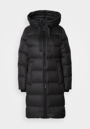 Manteau rembourré noir avec capuche, fermeture éclair à l'avant et deux poches latérales. Présente un design matelassé et des cordons de serrage ajustables sur la capuche.