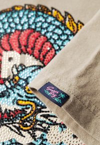 Superdry & Co TOKYO RELAXED - Camiseta estampada - light khaki green