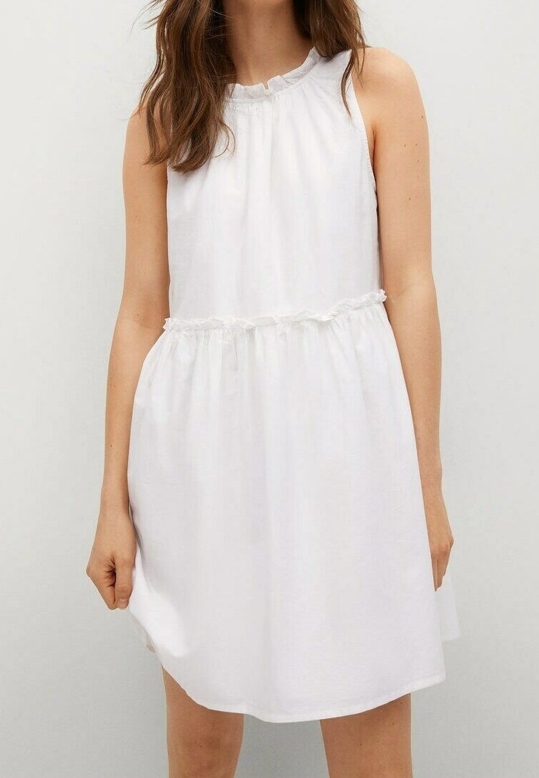 Robe blanche sans manches avec un col rond, une taille froncée et un accent à volants au niveau du col. Tissu lisse et léger.