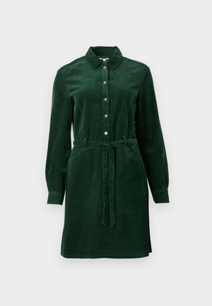 Robe chemise en velours côtelé vert foncé avec des manches longues, un avant boutonné, un col, deux poches et une ceinture en tissu nouée à la taille.