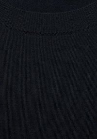 Tejido de suéter negro de punto con textura acanalada y cuello redondo, que presenta detalles de costura sutiles y un acabado suave.