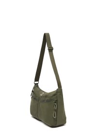 Borsa a spalla verde in nylon con due tasche frontali con zip, tracolla regolabile e texture liscia. Forma compatta con bordi arrotondati.