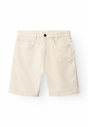 Bézs színű farmer rövidnadrág első zsebekkel, övbújtatókkal és fekete gombos záródással, fehér háttéren.