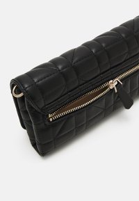 Guess ASSIA CROSSBODY FLAP ORGANIZER - Skuldertasker - black