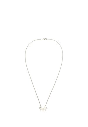 Collier en chaîne d'argent avec un pendentif en forme d'éclat de soleil comportant des rayons pointus espacés uniformément autour d'une base courbée.