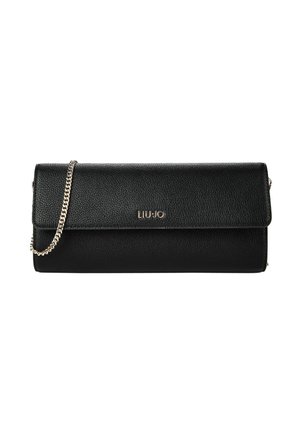 Zwarte, getextureerde leren clutch met flap aan de voorkant, gouden kettingriem en klein gouden LIU JO-logo gecentreerd op de flap.
