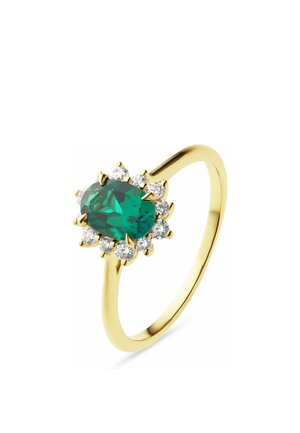 Goldener Ring mit einem ovalen grünen Edelstein, umgeben von kleinen runden weißen Diamanten auf einfachem weißem Hintergrund.