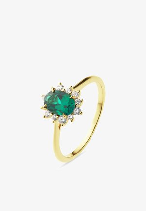 Goldener Ring mit einem ovalen grünen Edelstein, umgeben von kleinen runden weißen Diamanten auf einfachem weißem Hintergrund.