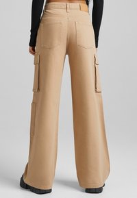 Bershka Flared-farkut - beige