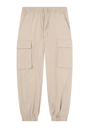Pantalones cargo beige con cintura y puños elásticos, que cuentan con dos grandes bolsillos con solapa en los muslos y bolsillos laterales para las manos.