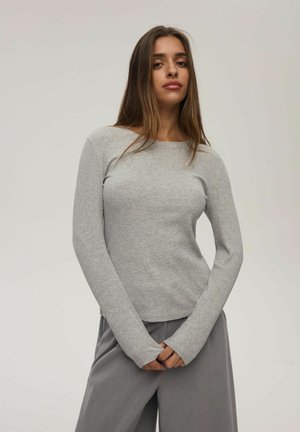 - Sweter