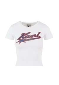Una camiseta de algodón blanca con un gráfico colorido de la palabra "Kani" en rojo y azul, con un diseño de estrella y mangas cortas ajustadas.