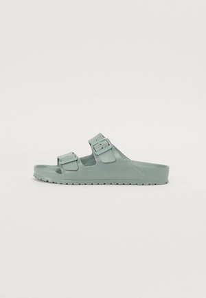 Lichtgroene sandaal met twee banden, voorzien van een open teen ontwerp en een gestructureerde zool voor grip. Gemaakt van duurzaam, flexibel materiaal.