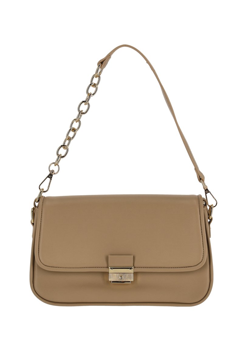 Bolso de mano de piel sintética beige con cierre de solapa, detalles dorados y una combinación de cadena y correa lisa. Forma rectangular con un diseño sencillo.