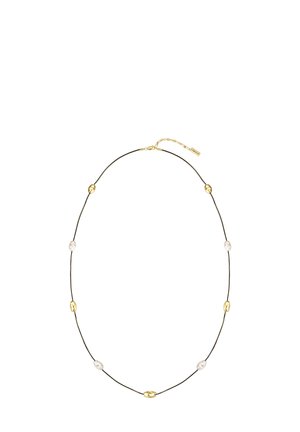 Zartes Halsband mit schwarzem Band, das abwechselnd kleine goldene und weiße Perlenähnliche Kügelchen zeigt, sowie einem goldenen verstellbaren Verschluss.