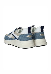 Atletiek sneakers met een bovenwerk van blauw denim, witte mesh panelen en een gewatteerde witte zool. Bevat marineblauwe accenten en trekbanden.